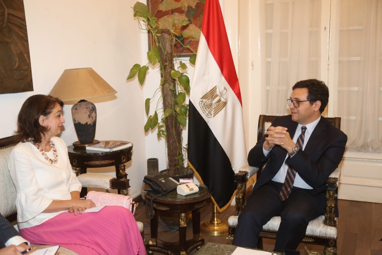 Minister of Culture meets with Romanian Ambassador to Cairo to discuss enhancing cultural cooperation between the two countries.