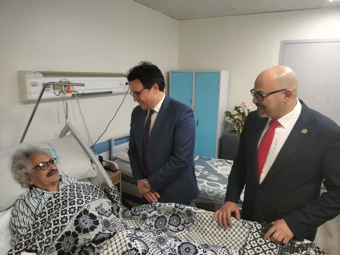 وزير الثقافة يزور الكاتب الكبير صنع الله إبراهيم بعد خضوعه لجراحة أمس ويطمئن قراءه ومحبيه على حالته الصحية